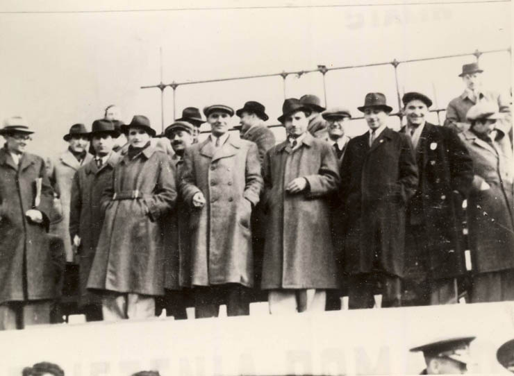 Bucureşti, 7 noiembrie 1947. Nicolae Ceauşescu împreună cu alţi conducători de partid şi de stat la aniversarea a 30 de ani de la victoria M.R.S.O. (7 nov. 1947) sursa: „Fototeca online a comunismului românesc” cota: 1/1947