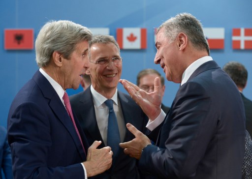 Prim-ministrul muntenegrean, Milo Djukanovic, discuta cu secretarul de stat american John Kerry si cu secretarul general al NATO,  Jens Stoltenberg, la reuniunea aliantei de la Bruxelles, pe 19 mai 2016.  / AFP PHOTO / JOHN THYS