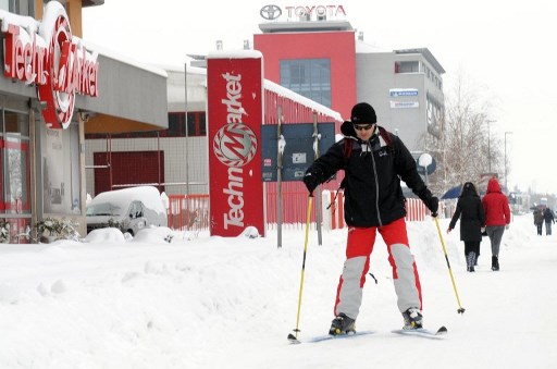 Ski pe strazile din Podgorica.  AFP PHOTO / SAVO PRELEVIC /