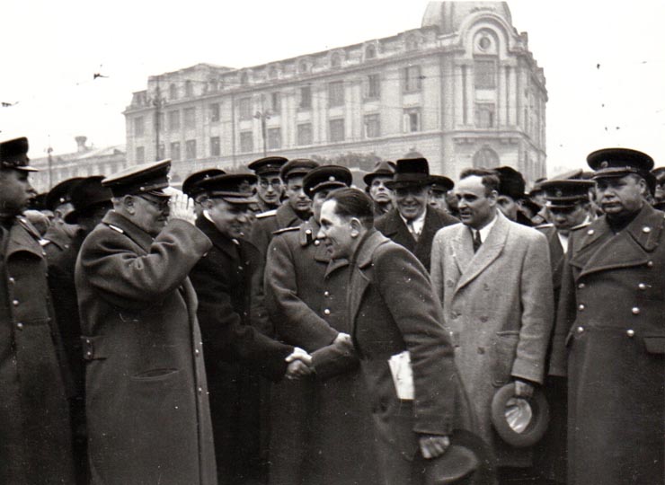 Membri ai guvernului împreună cu Vîşinski şi gen. Susaikov  Fototeca online a comunismului românesc, cota 139/1945 