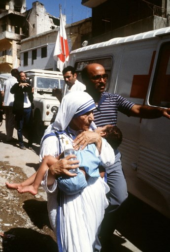 Maica Teresa viziteaza Beirutul de Nord in 1982. / AFP PHOTO / DOMINIQUE FAGET